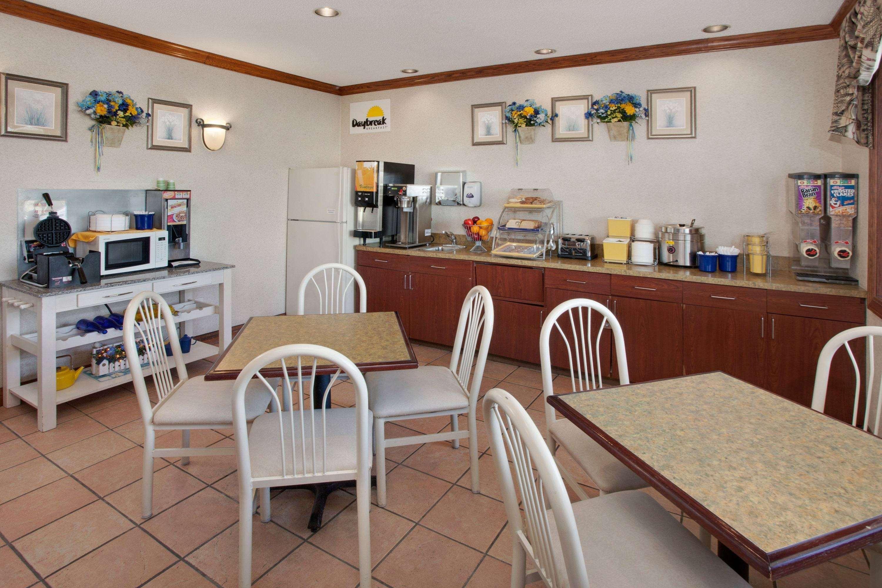 Days Inn & Suites By Wyndham Kokomo Bagian luar foto