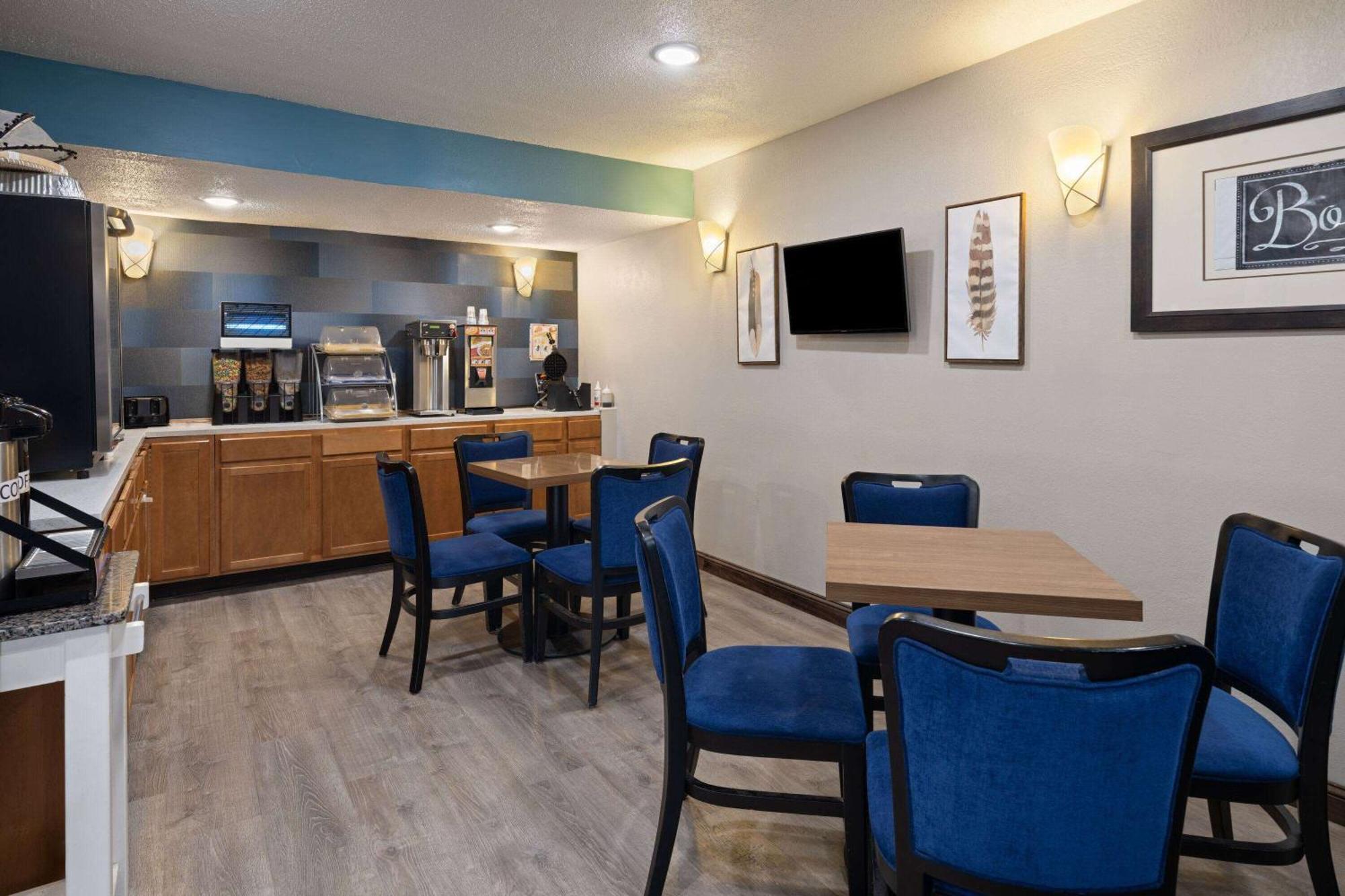 Days Inn & Suites By Wyndham Kokomo Bagian luar foto