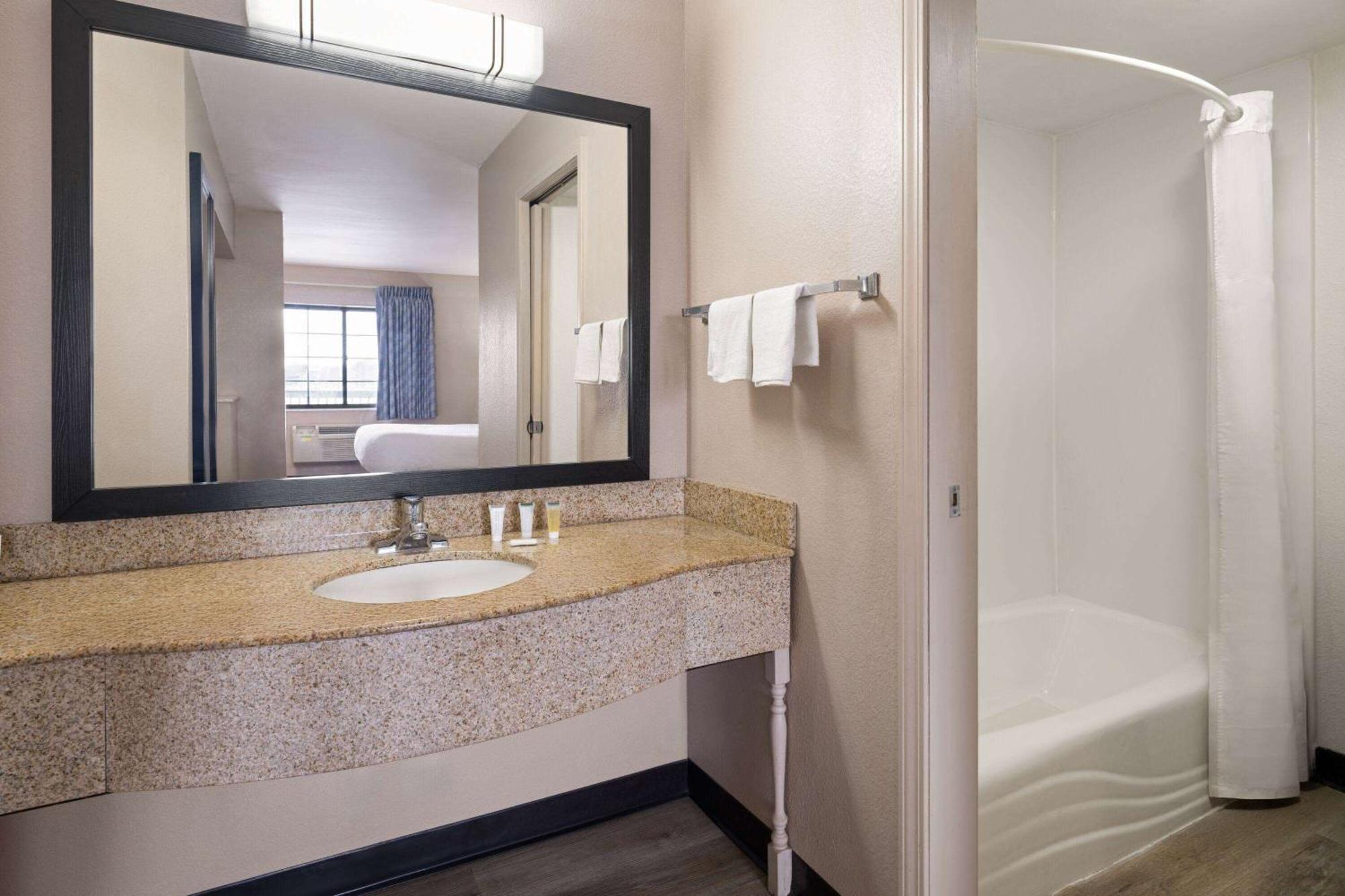 Days Inn & Suites By Wyndham Kokomo Bagian luar foto