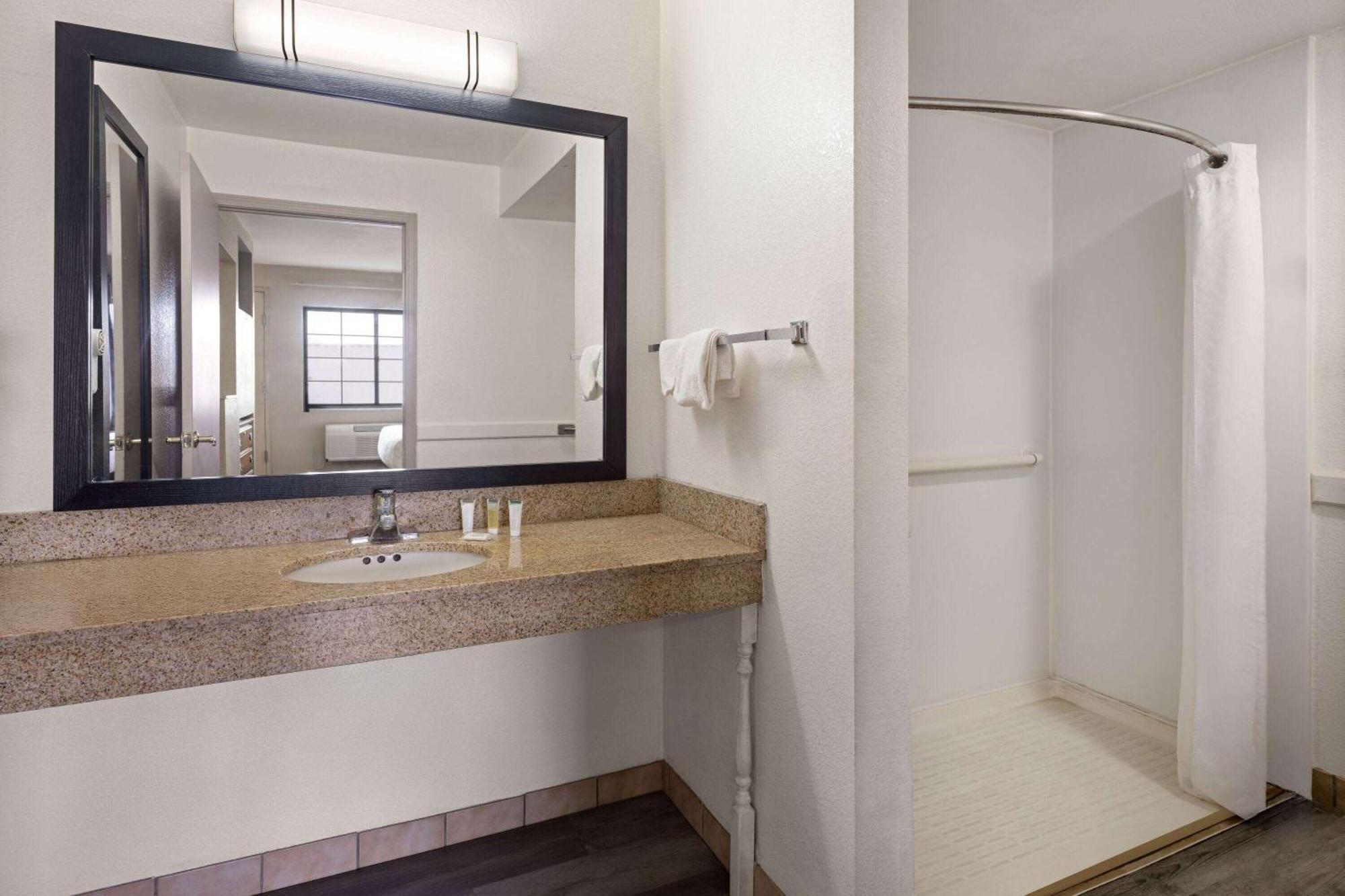 Days Inn & Suites By Wyndham Kokomo Bagian luar foto