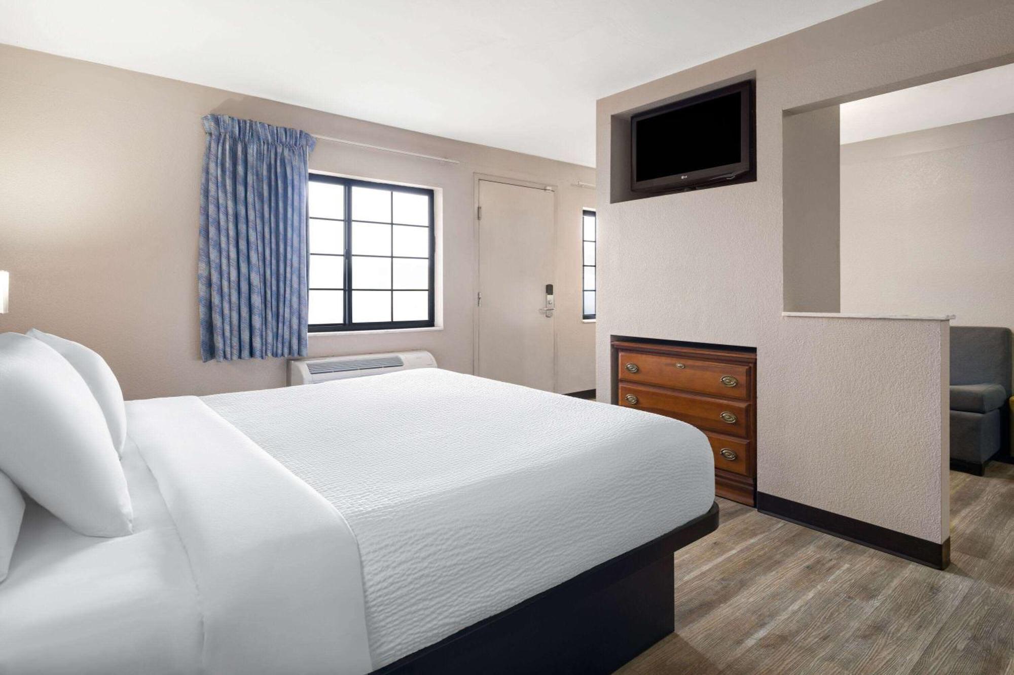 Days Inn & Suites By Wyndham Kokomo Bagian luar foto