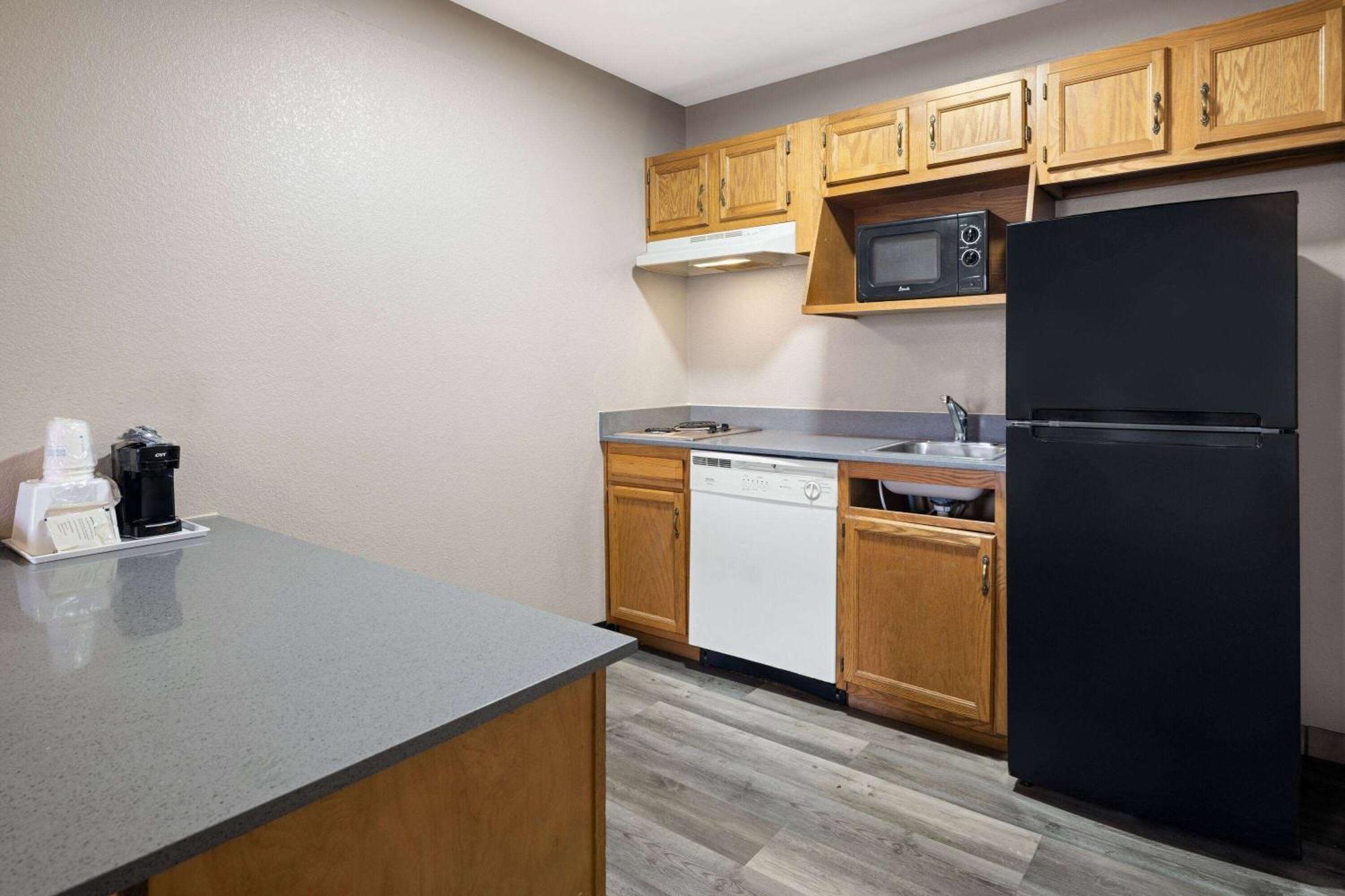 Days Inn & Suites By Wyndham Kokomo Bagian luar foto