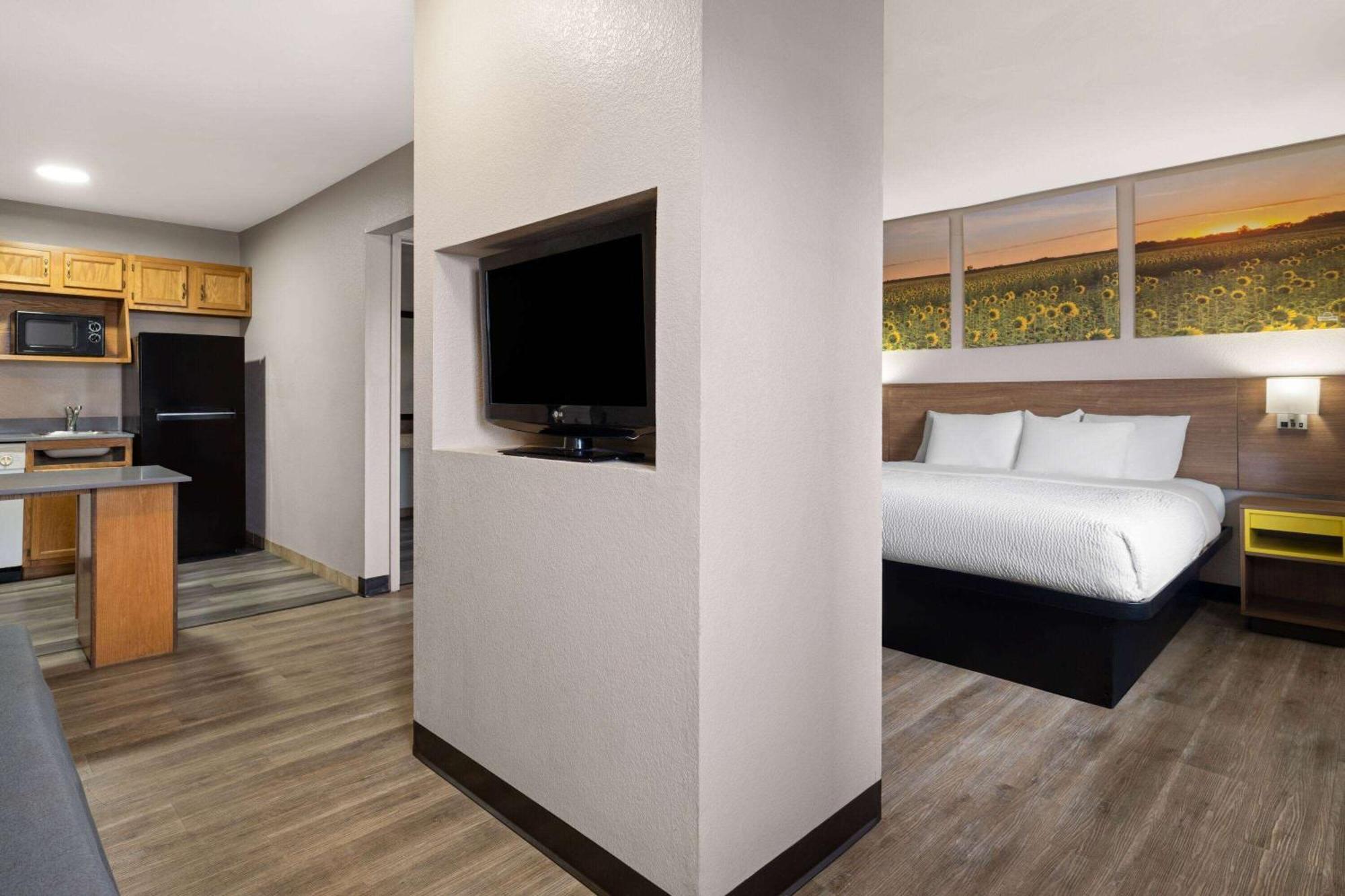 Days Inn & Suites By Wyndham Kokomo Bagian luar foto