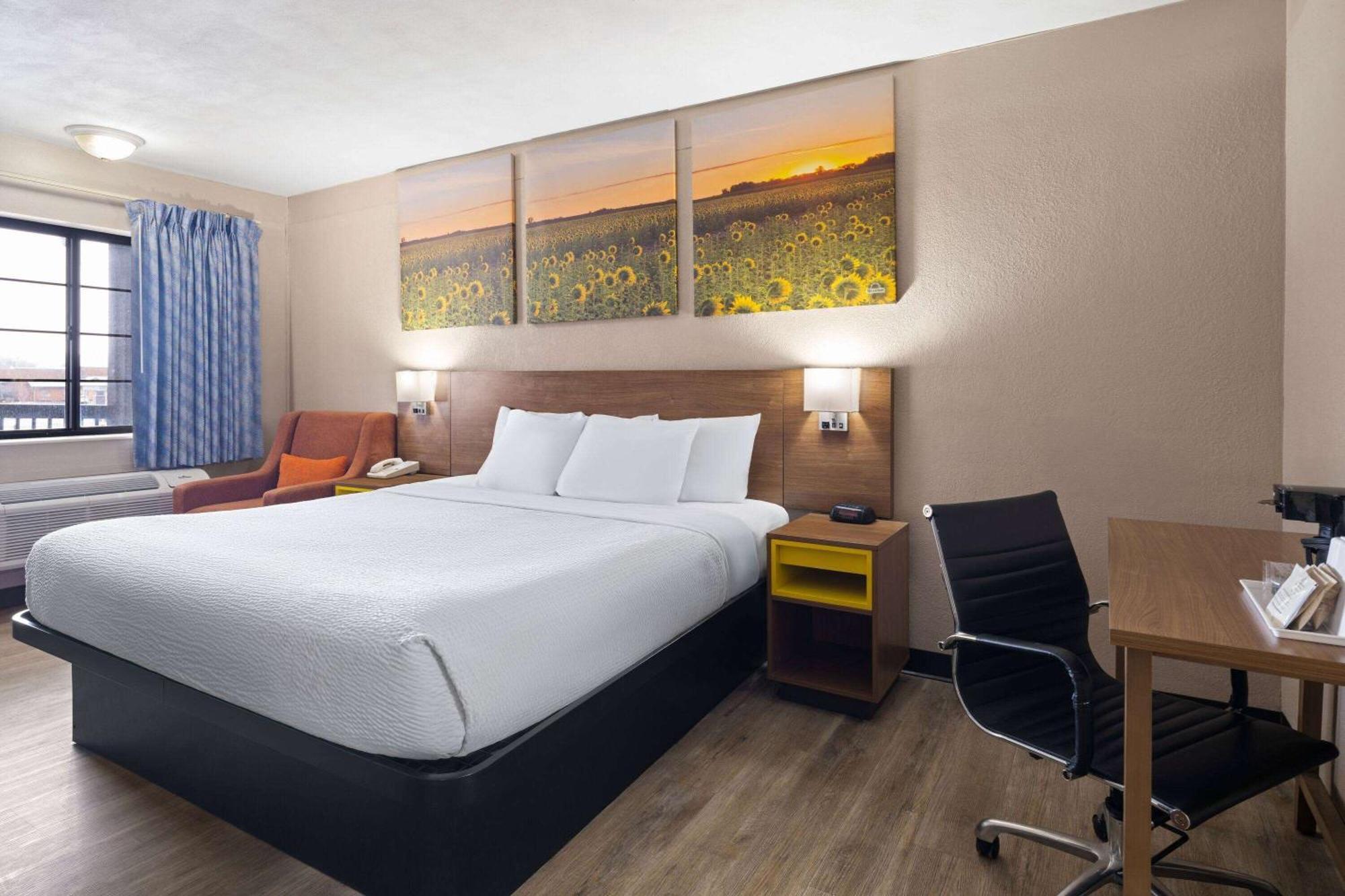 Days Inn & Suites By Wyndham Kokomo Bagian luar foto