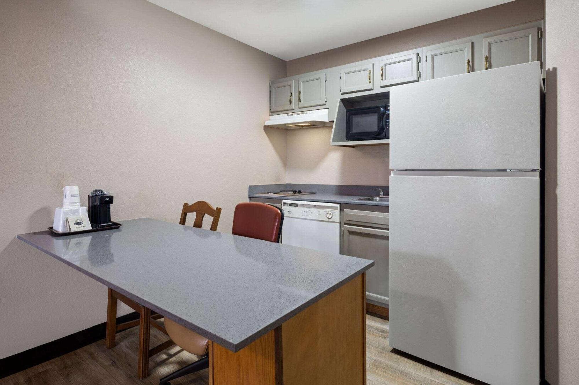 Days Inn & Suites By Wyndham Kokomo Bagian luar foto