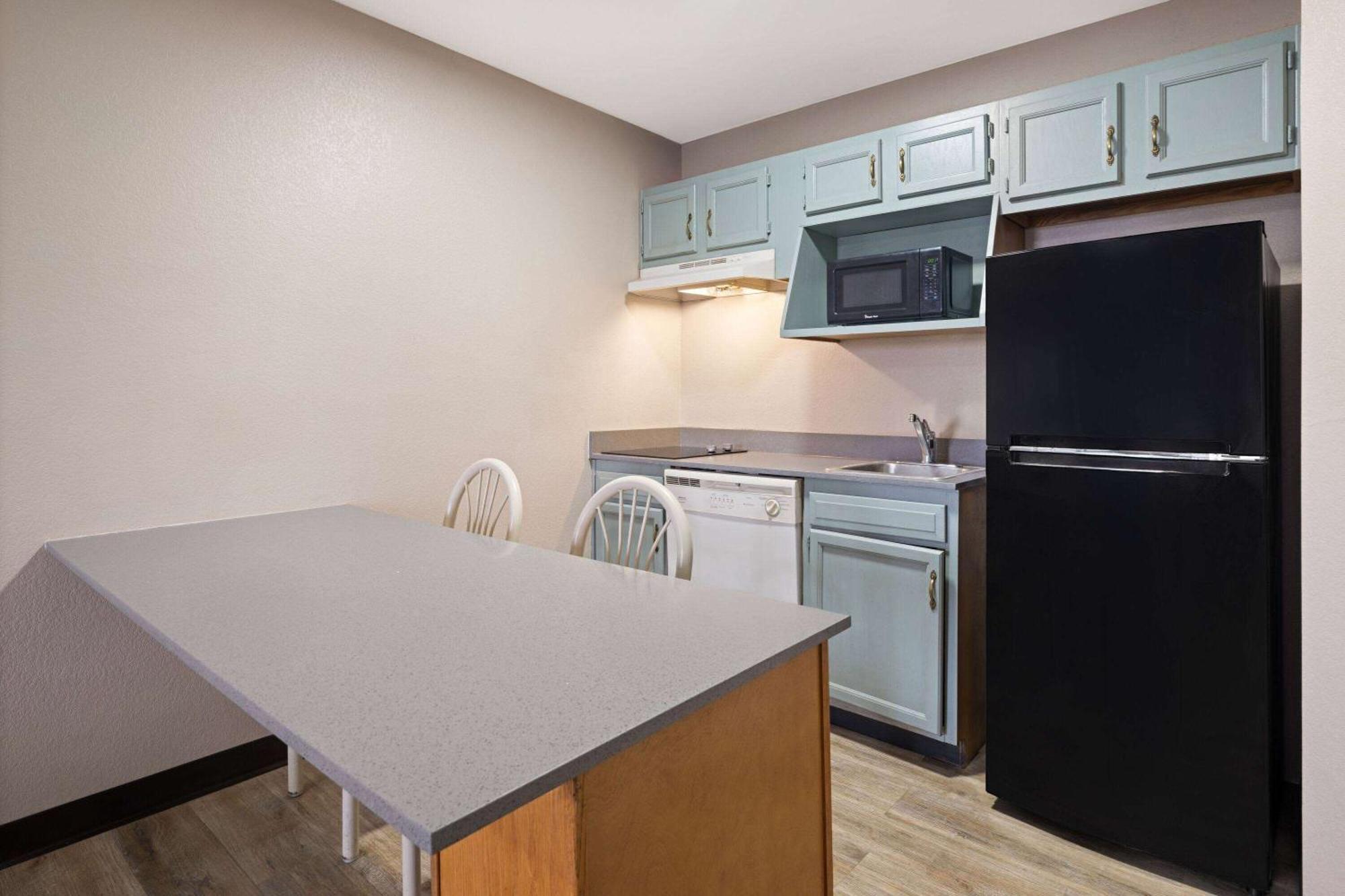 Days Inn & Suites By Wyndham Kokomo Bagian luar foto