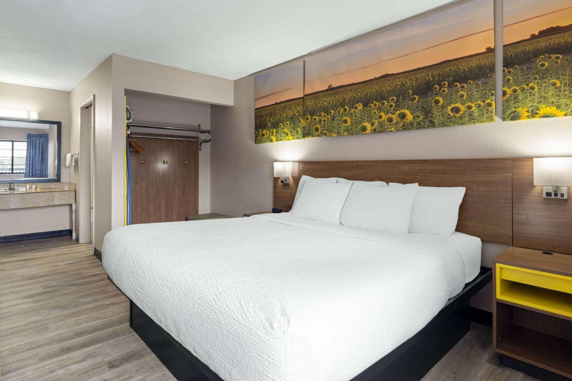 Days Inn & Suites By Wyndham Kokomo Bagian luar foto
