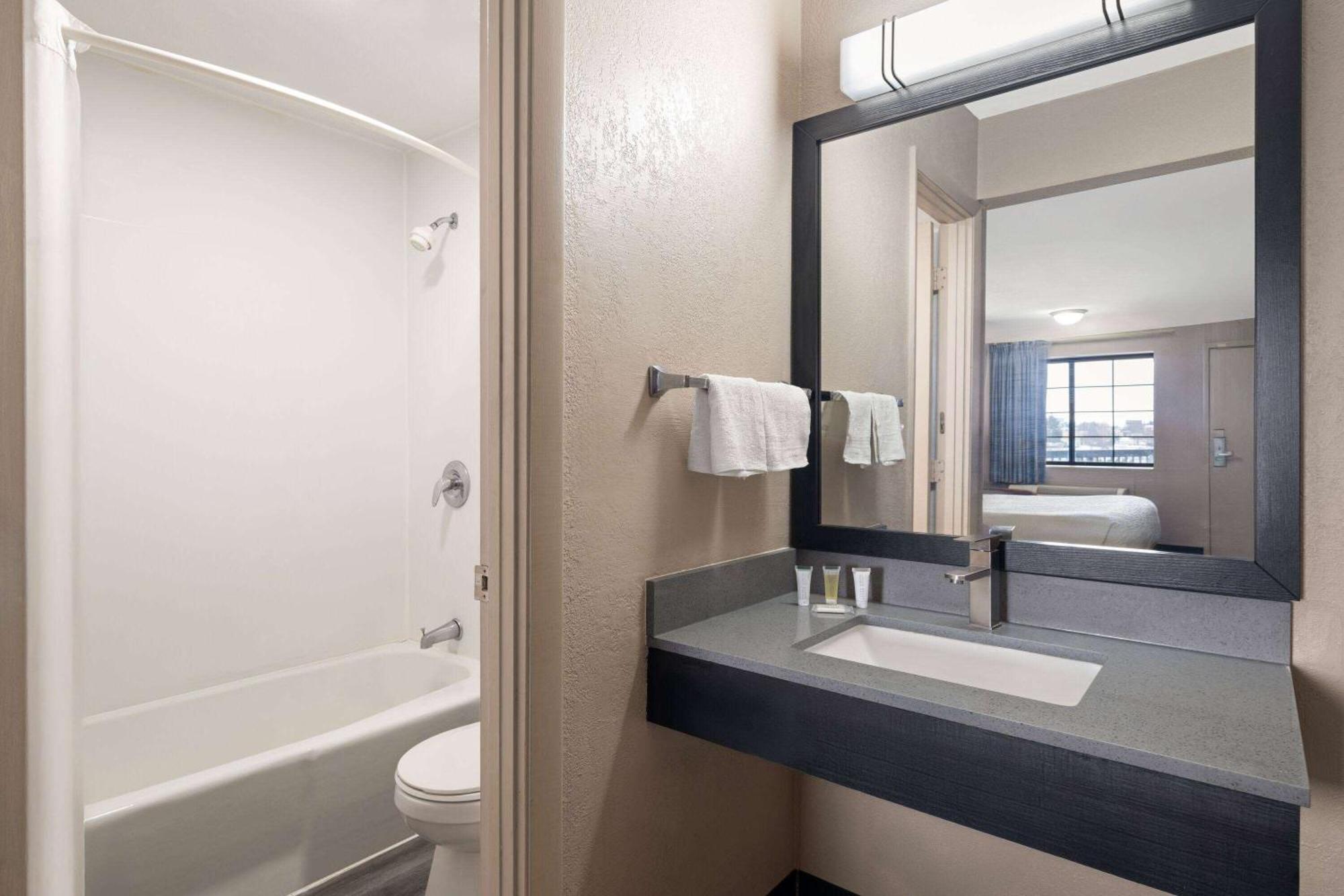 Days Inn & Suites By Wyndham Kokomo Bagian luar foto