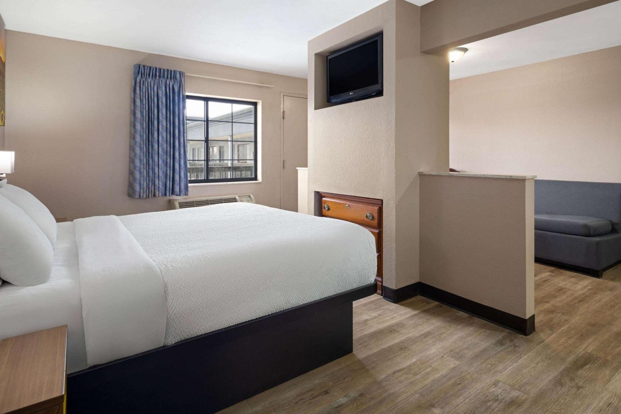 Days Inn & Suites By Wyndham Kokomo Bagian luar foto