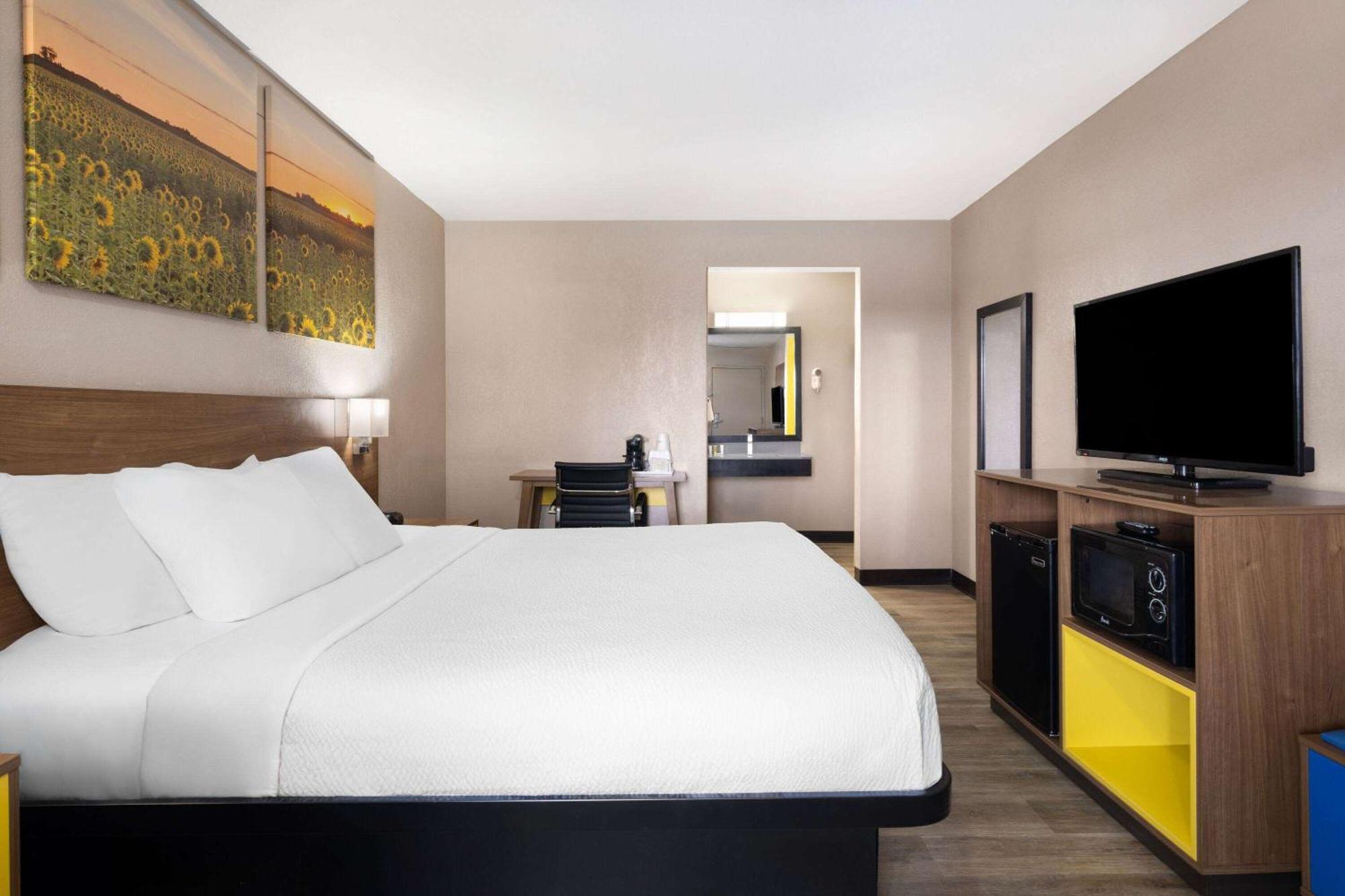 Days Inn & Suites By Wyndham Kokomo Bagian luar foto