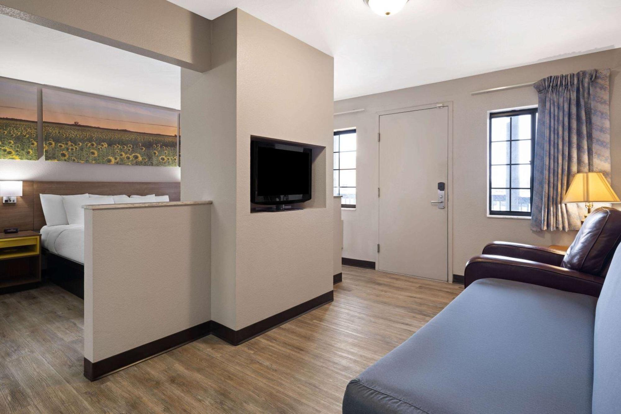Days Inn & Suites By Wyndham Kokomo Bagian luar foto