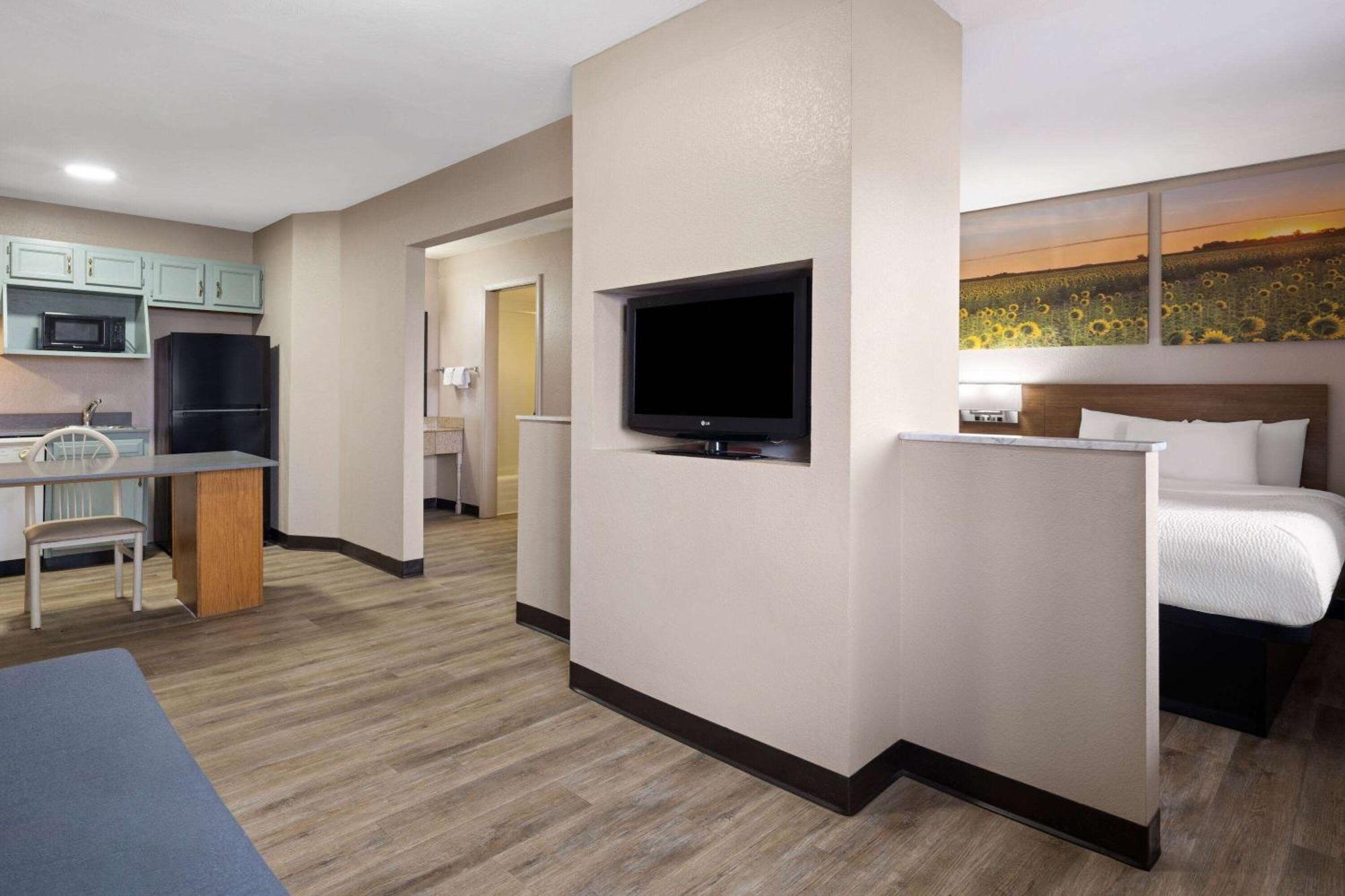 Days Inn & Suites By Wyndham Kokomo Bagian luar foto