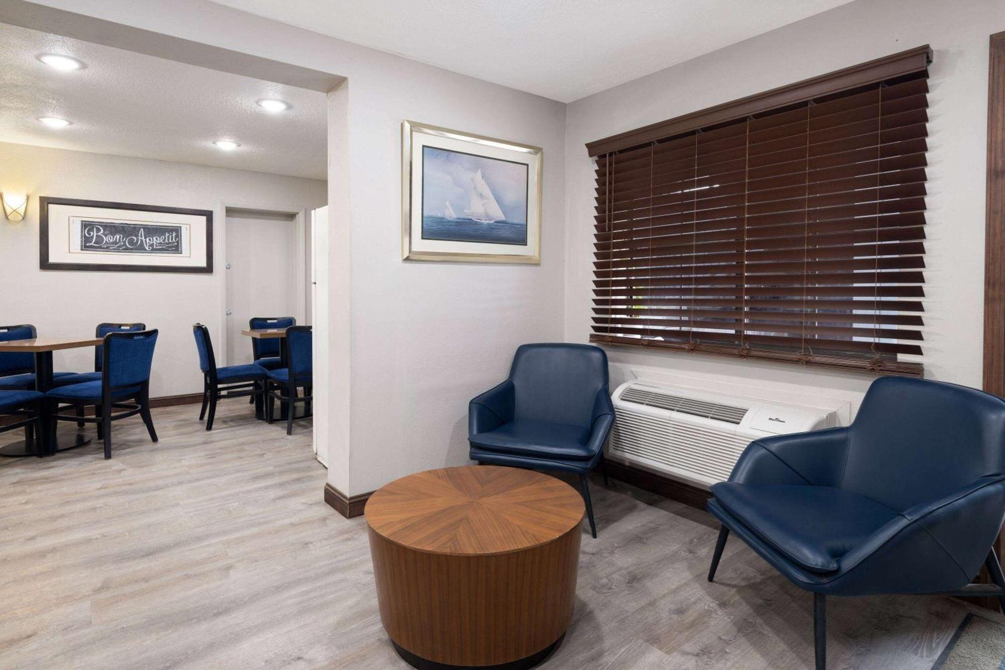 Days Inn & Suites By Wyndham Kokomo Bagian luar foto