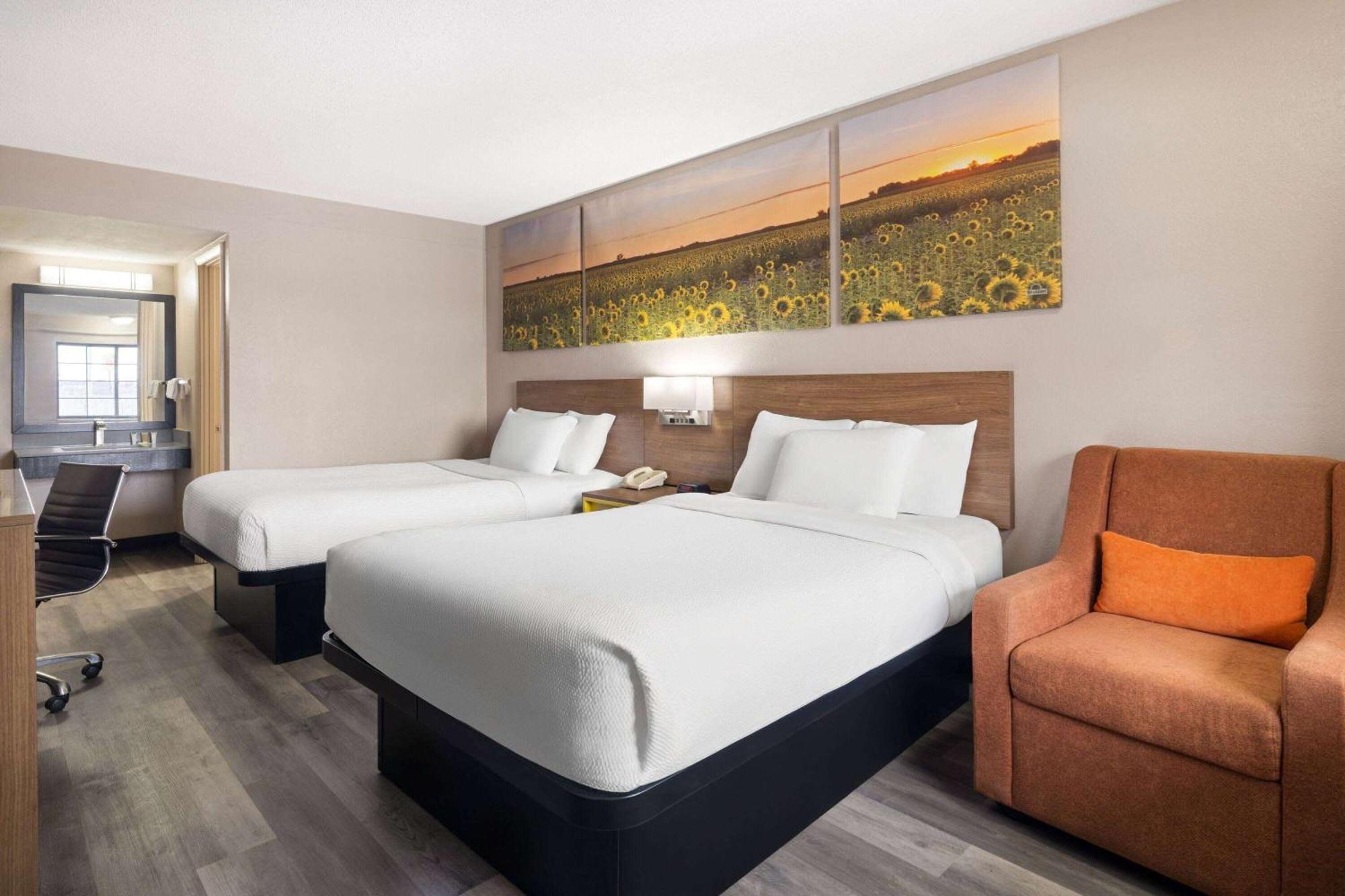 Days Inn & Suites By Wyndham Kokomo Bagian luar foto