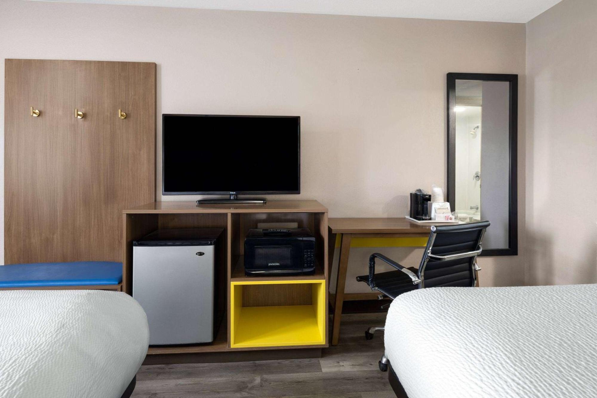 Days Inn & Suites By Wyndham Kokomo Bagian luar foto
