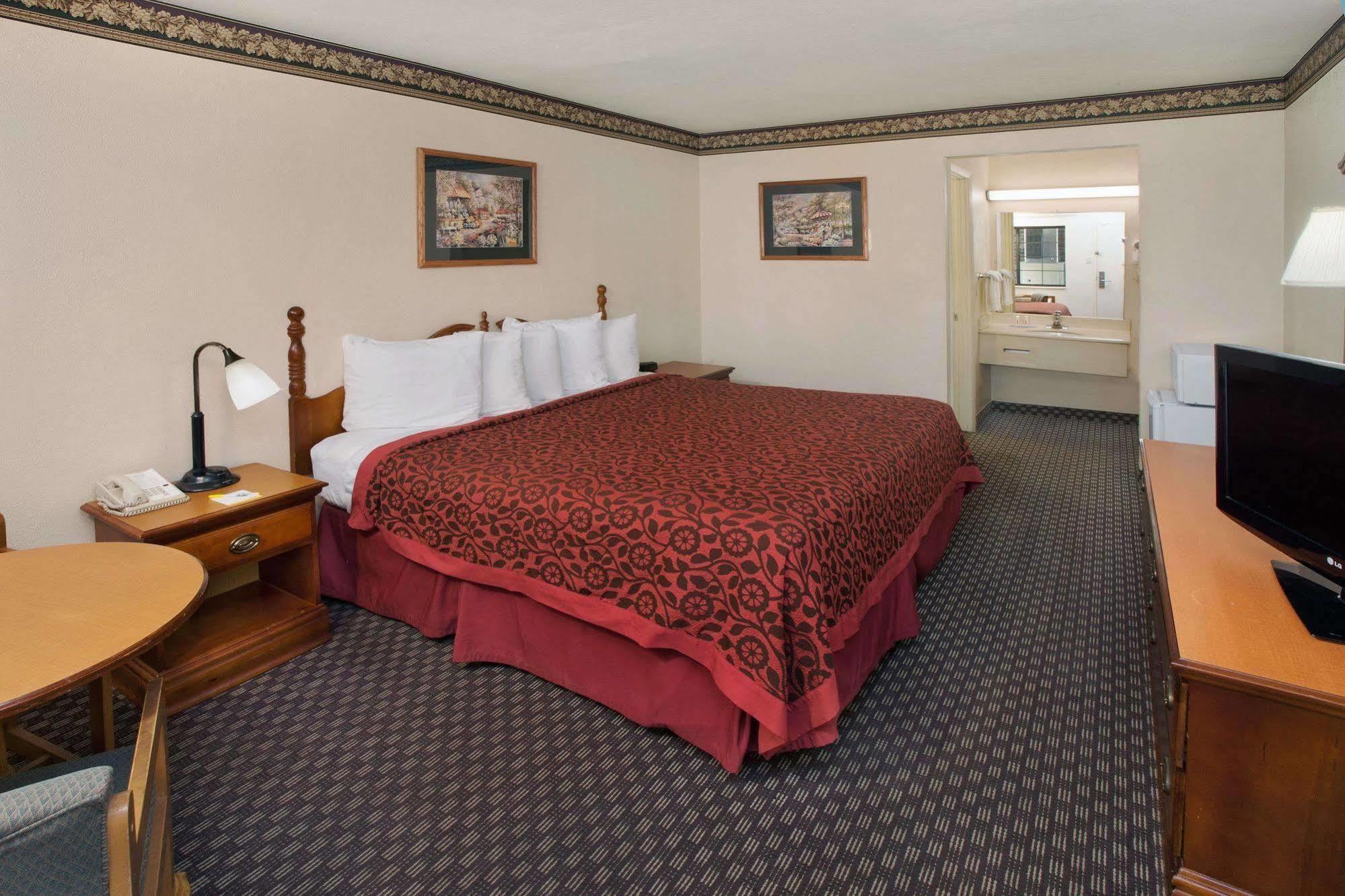 Days Inn & Suites By Wyndham Kokomo Bagian luar foto